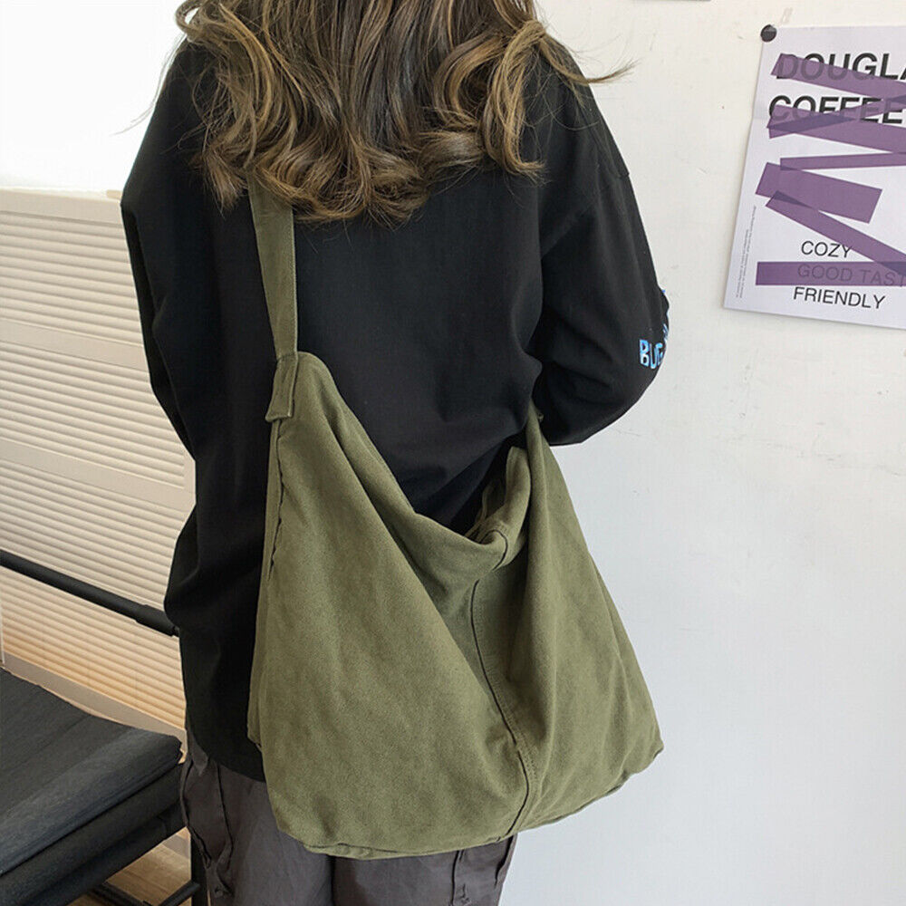 Femme portant un grand sac en toile vert olive, style décontracté, mode urbaine, dos à la caméra, intérieur moderne, lumière naturelle.