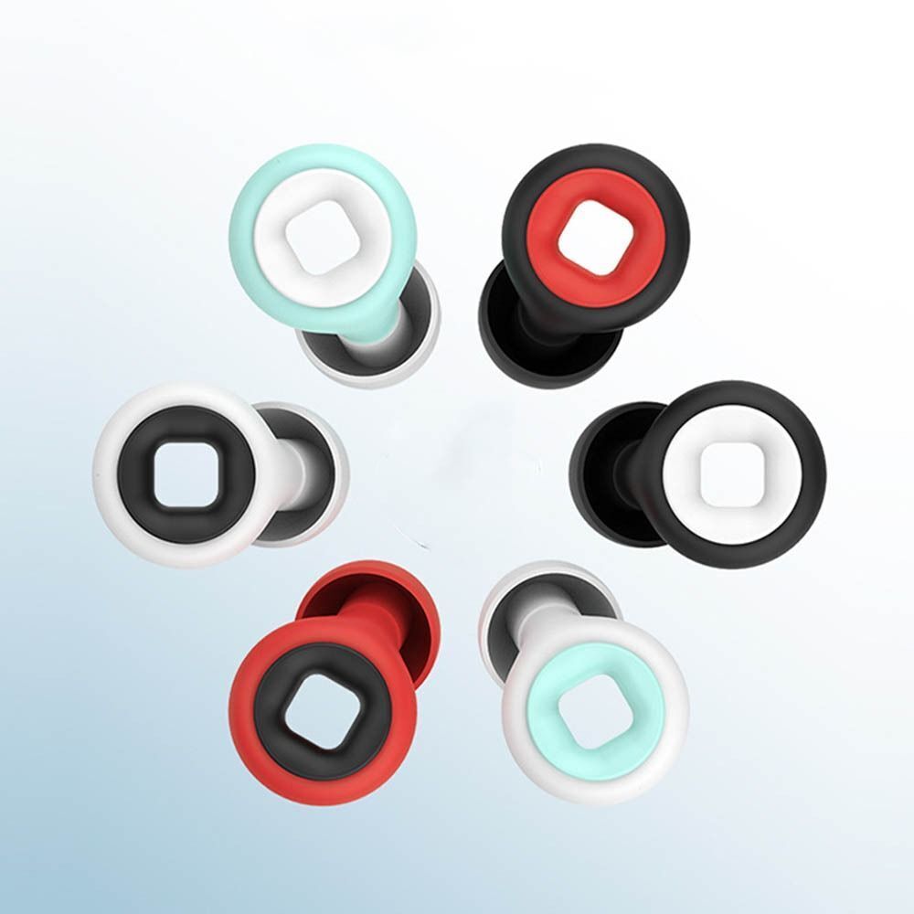 Six poignées de porte colorées en silicone, vues de dessus, avec des couleurs rouge, noir, blanc et turquoise, sur fond dégradé bleu et blanc.