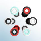 Six poignées de porte colorées en silicone, vues de dessus, avec des couleurs rouge, noir, blanc et turquoise, sur fond dégradé bleu et blanc.