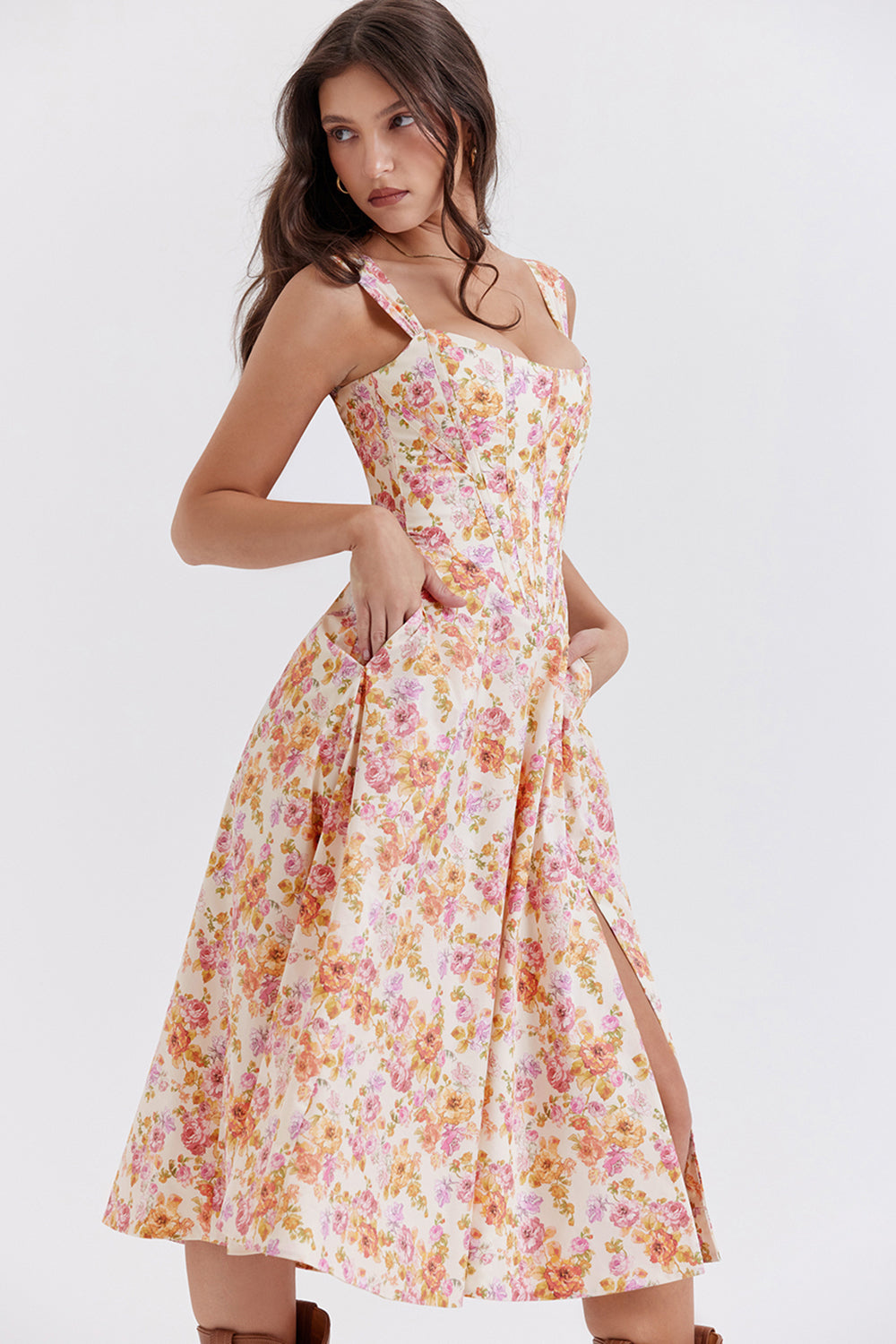 Robe d'été fleurie femme, coupe évasée, bretelles fines, motif floral rose et jaune, élégante et tendance, idéale pour la saison estivale.