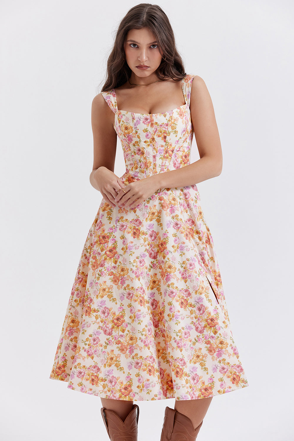 Robe d'été fleurie femme, coupe évasée, bretelles larges, fond blanc avec motifs floraux roses et oranges, style décontracté chic.