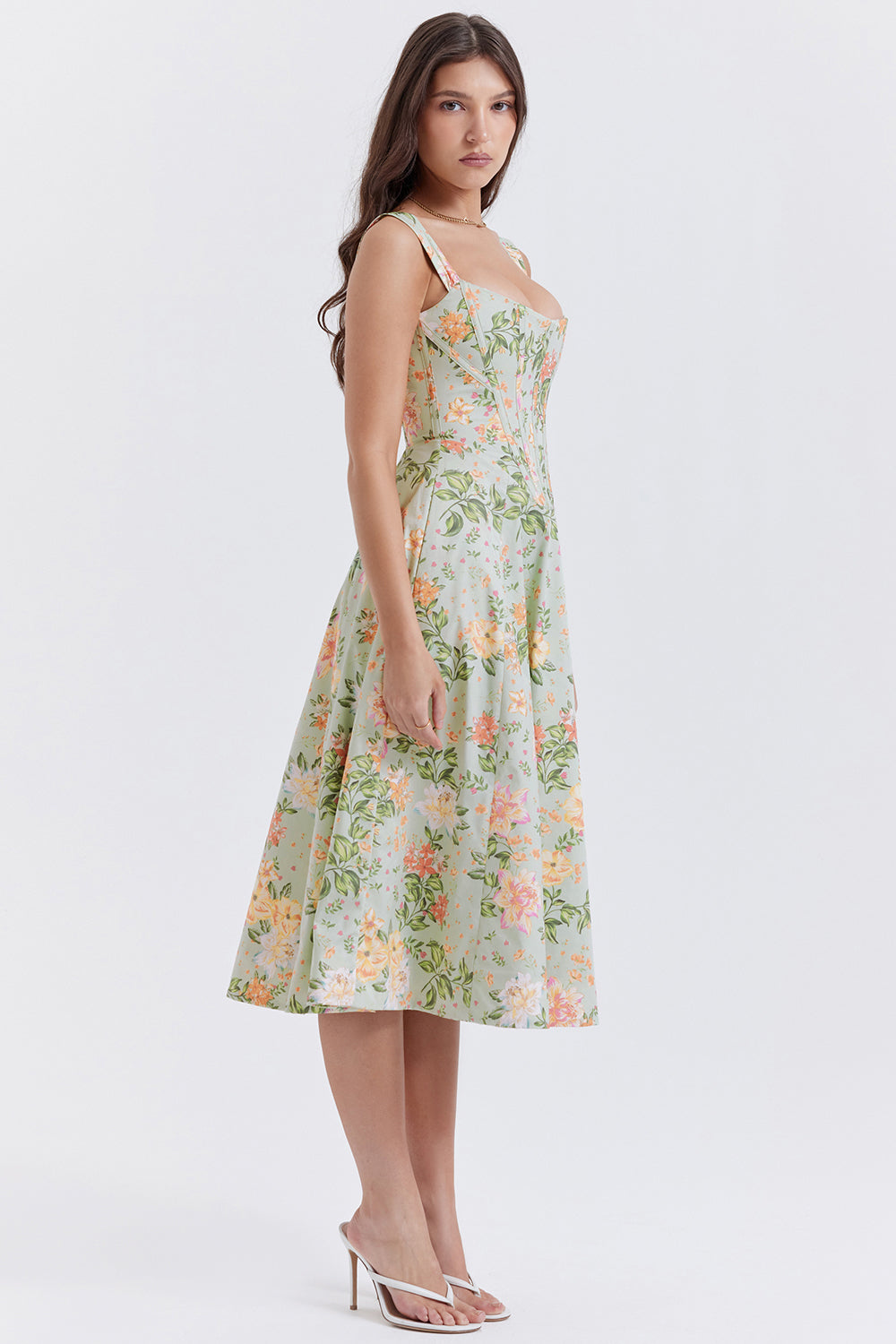 Robe d'été florale femme, longueur mi-mollet, bretelles fines, fond blanc avec motifs floraux colorés, élégante et tendance, idéale pour la saison estivale.