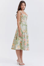 Robe d'été florale femme, longueur mi-mollet, bretelles fines, fond blanc avec motifs floraux colorés, élégante et tendance, idéale pour la saison estivale.