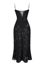 Robe longue noire en dentelle florale avec bretelles fines et laçage avant, élégante et sophistiquée, idéale pour soirées et événements formels.