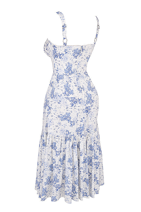 Robe longue à fleurs bleues et blanches, style vintage, avec bretelles ajustables et jupe évasée. Mode féminine élégante et estivale.
