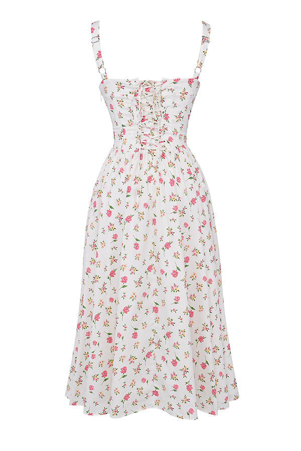Robe d'été blanche à motifs floraux roses, bretelles fines, taille cintrée, style vintage. Mode féminine, élégante et décontractée.