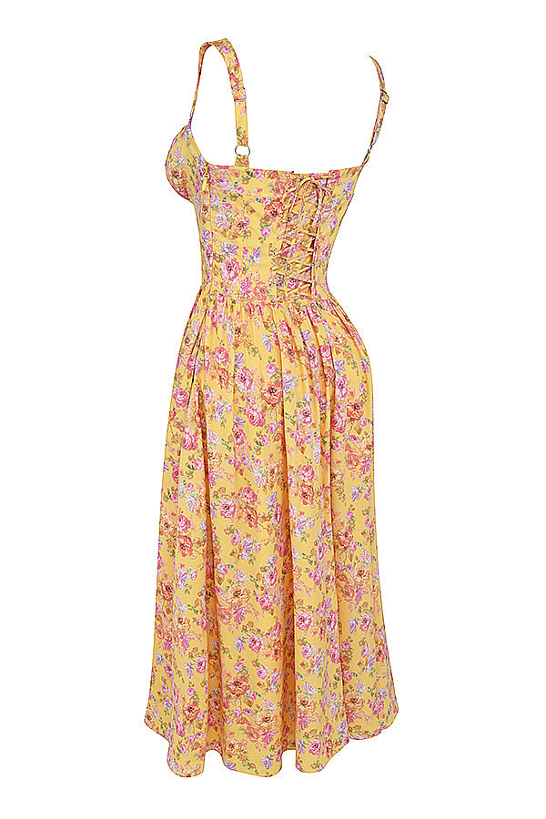 Robe longue jaune à fleurs roses, style vintage, dos smocké, bretelles fines. Mode féminine estivale, élégante et colorée.