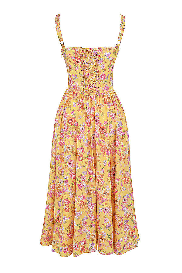 Robe longue jaune à fleurs roses, style vintage, avec corset lacé et bretelles fines. Mode féminine estivale, élégante et rétro.