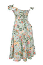 Robe longue fleurie verte, épaules dénudées, motif floral coloré, style été, élégante et féminine, idéale pour occasions spéciales et sorties estivales.