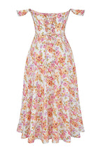 Robe longue à fleurs, épaules dénudées, motif floral rose et orange, style bohème chic, idéale pour l'été et les occasions décontractées.