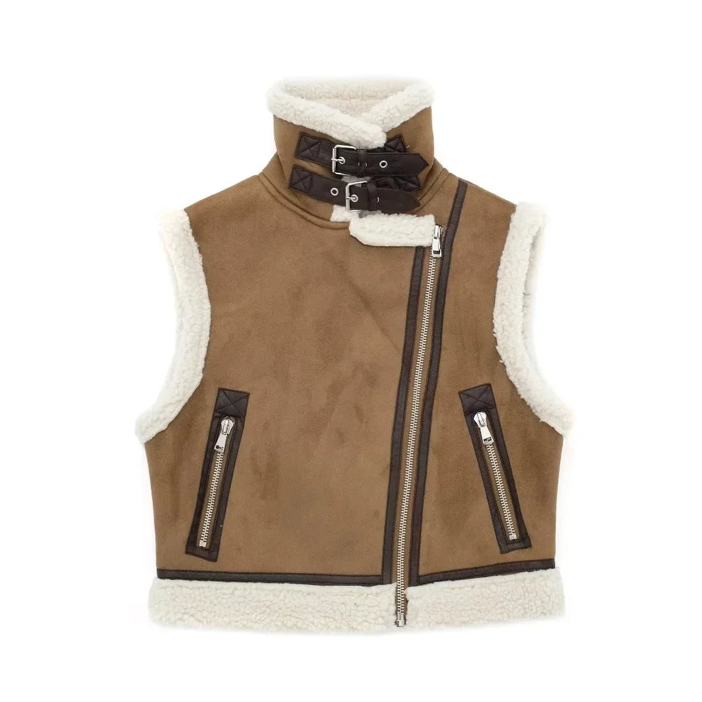 Gilet sans manches en daim marron avec doublure en fourrure blanche, fermeture éclair asymétrique, poches zippées et col montant à boucle.