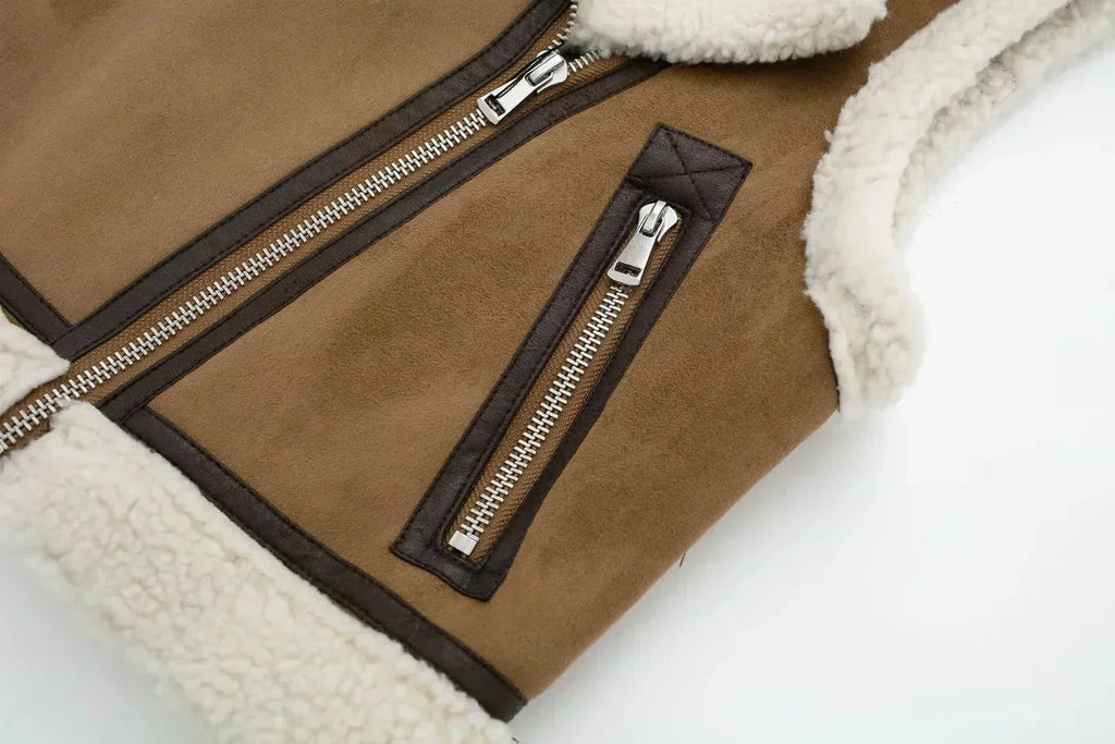 Gilet en peau lainée marron avec fermeture éclair argentée et bordure en fourrure blanche, style hiver, mode tendance, vêtement chaud.