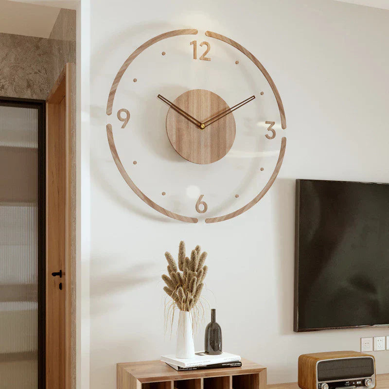 Horloge murale moderne en bois sur mur blanc, design minimaliste, chiffres 3, 6, 9, 12, décoration intérieure élégante, salon contemporain.