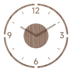 Horloge murale en bois minimaliste, design moderne, chiffres découpés, aiguilles fines, style scandinave, décoration intérieure élégante.