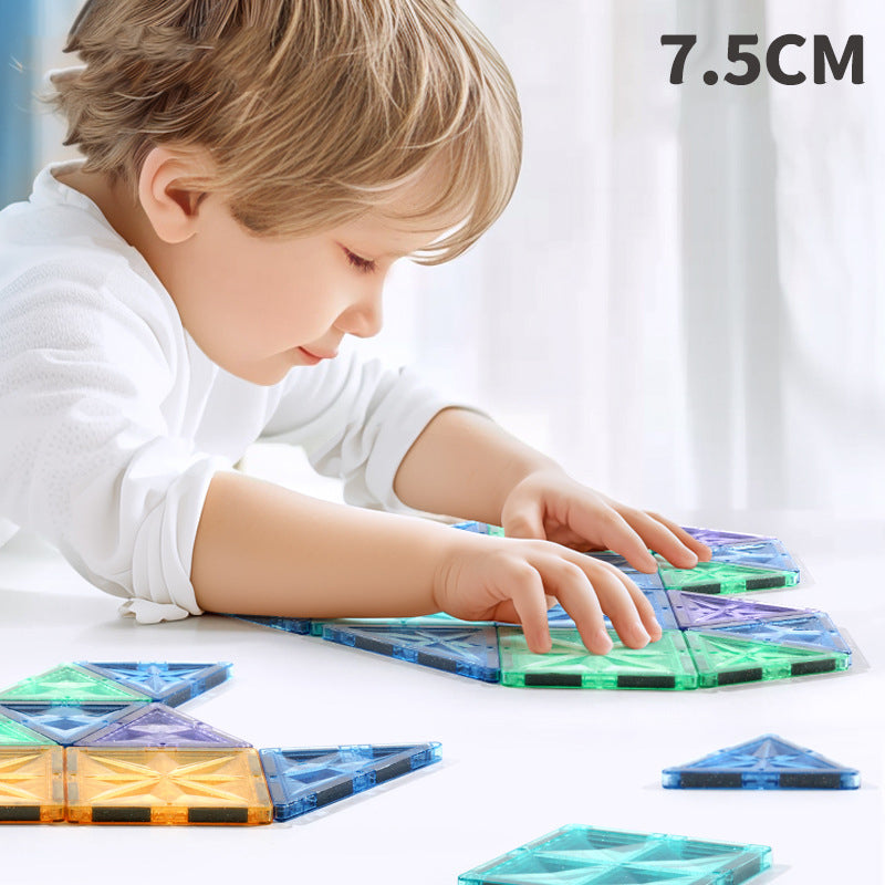 Enfant jouant avec des blocs de construction magnétiques colorés, mesurant 7,5 cm, sur une table blanche. Jouet éducatif pour développement créatif.