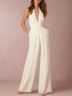 Combinaison élégante blanche pour femme, sans manches, décolleté plongeant, jambes larges, style chic et moderne, mode féminine tendance.