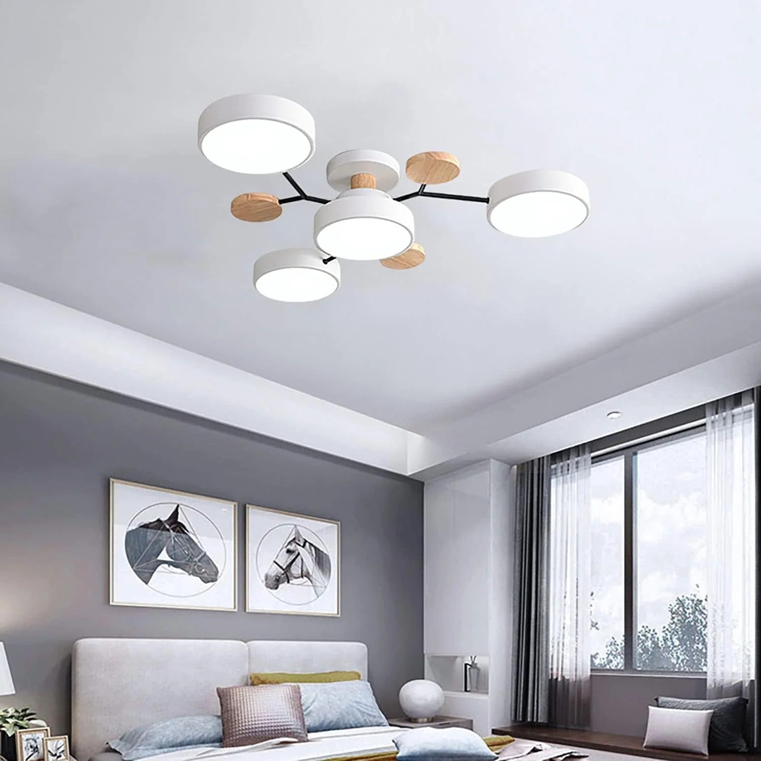 Plafonnier moderne à LED avec abat-jours circulaires blancs et détails en bois, installé dans une chambre contemporaine lumineuse.