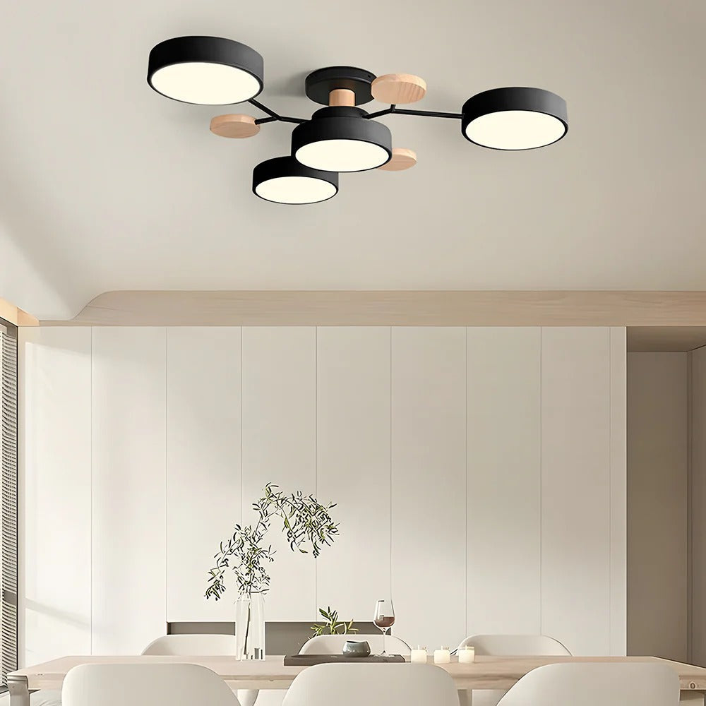 Plafonnier moderne noir et bois à LED dans une salle à manger élégante, éclairage design contemporain, décoration intérieure minimaliste.