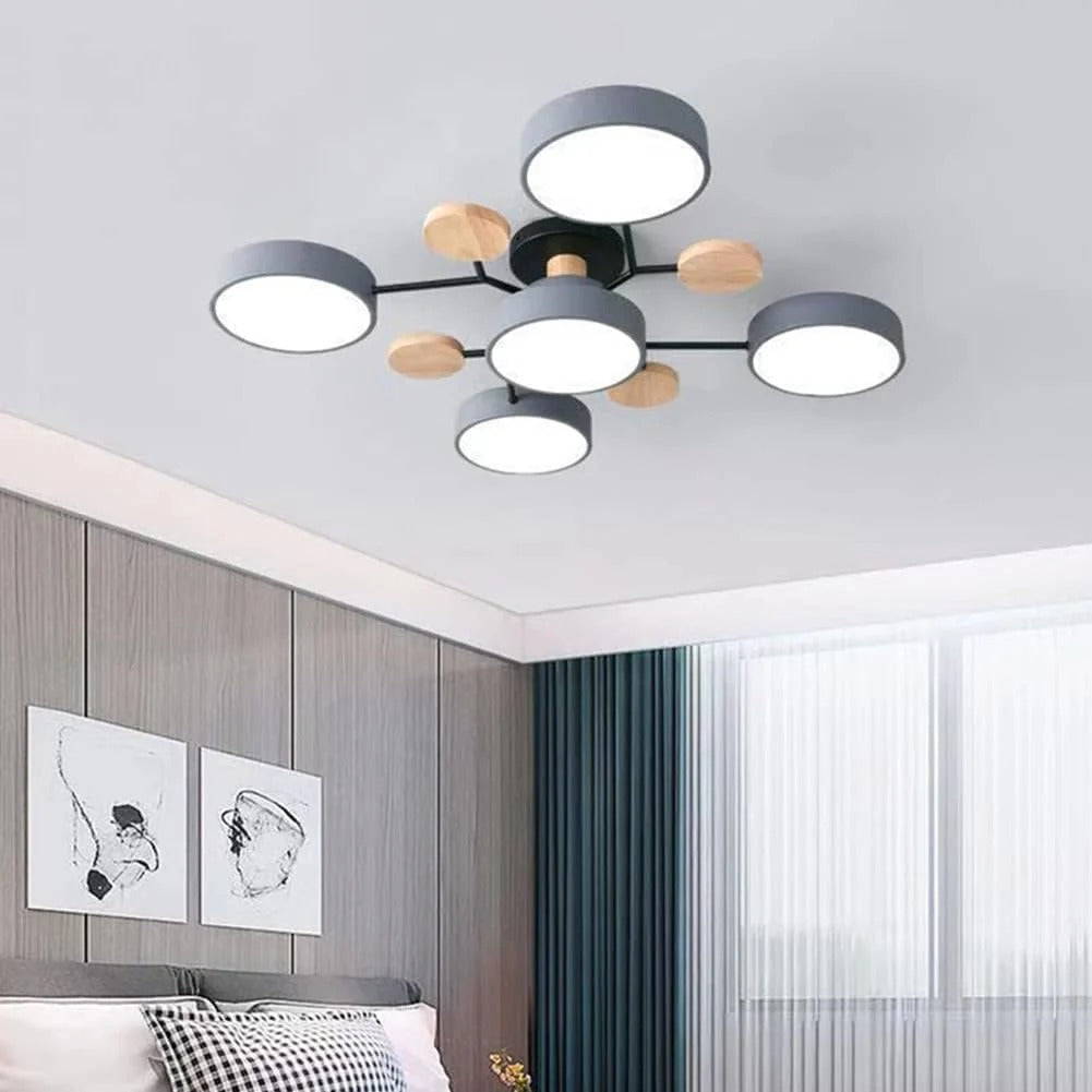 Plafonnier moderne à LED avec design circulaire noir et bois, installé dans une chambre élégante avec murs gris et rideaux bleus.