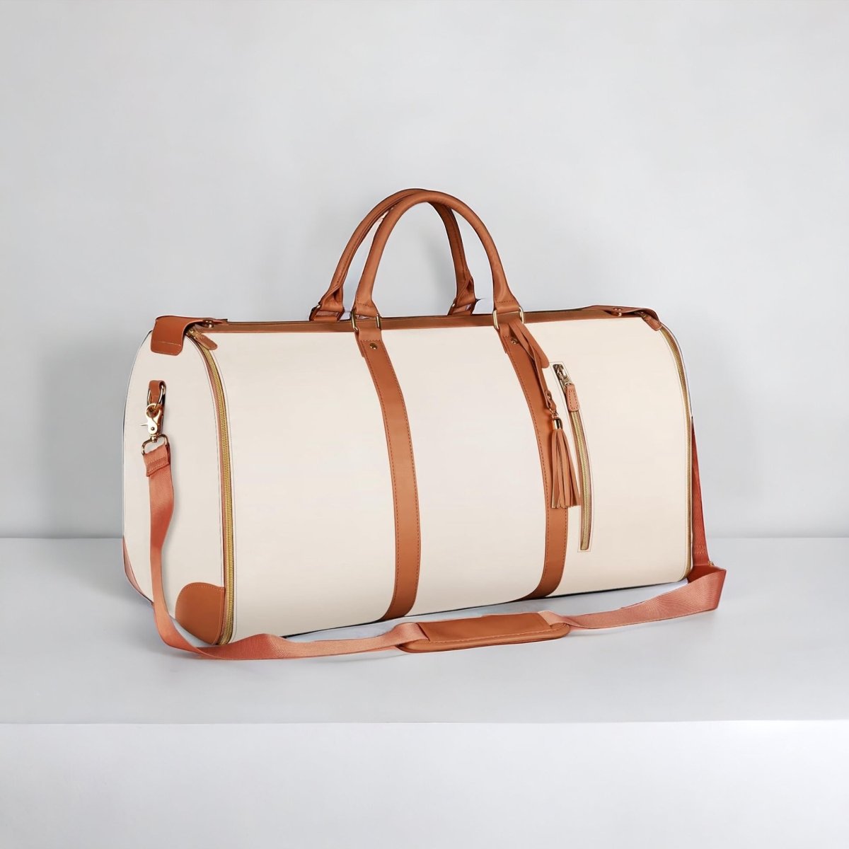 Sac de voyage en toile beige avec détails en cuir marron, bandoulière ajustable et poignées robustes. Élégant et pratique pour les déplacements.