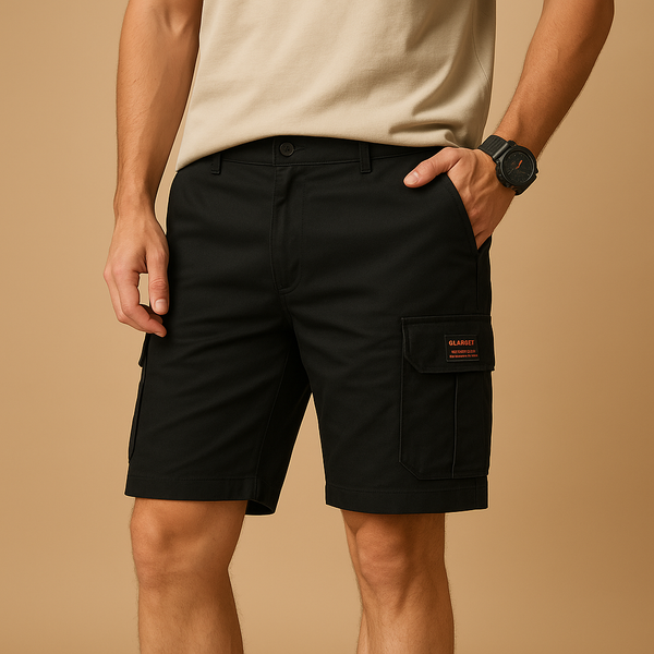 Homme portant un short cargo noir avec poches latérales, montre noire au poignet, fond beige. Mode masculine décontractée, style estival.
