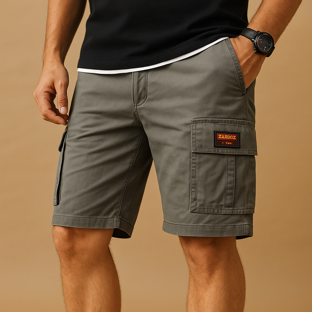 Short cargo kaki pour homme avec poches latérales, montre noire au poignet. Mode masculine décontractée, style estival tendance.