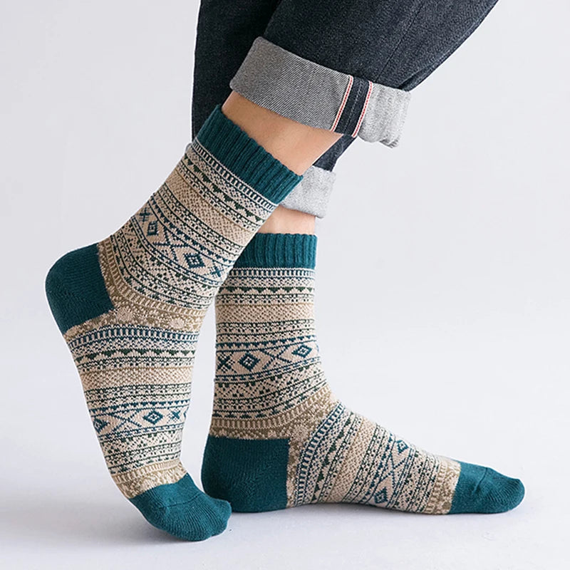 Chaussettes en laine à motifs géométriques bleus et beiges, portées avec un jean retroussé. Accessoire mode hiver, confort et style.