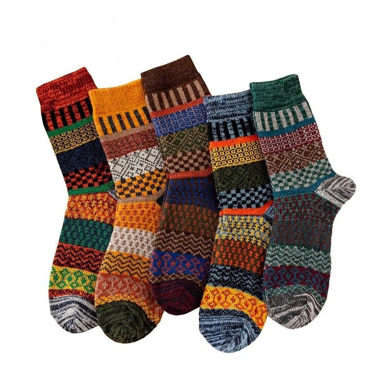 Chaussettes en laine colorées avec motifs géométriques, style bohème. Accessoire mode hiver, confort et chaleur. Idéal pour tenues décontractées.