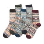 Chaussettes en laine colorées avec motifs géométriques nordiques, lot de cinq paires, style hivernal, confortables et chaudes.