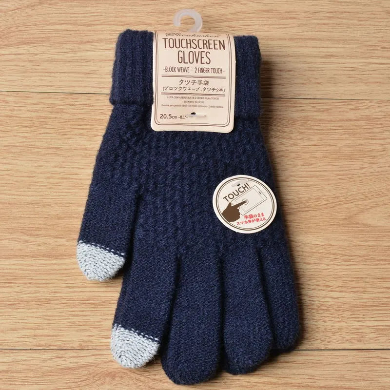 Gants tactiles en laine bleu marine avec bouts de doigts gris, étiquette en papier, sur fond en bois. Accessoire hiver, compatible écran tactile.
