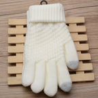 Gant en laine blanc sur fond en bois, design tricoté, idéal pour l'hiver. Accessoire chaud et élégant, parfait pour le froid.