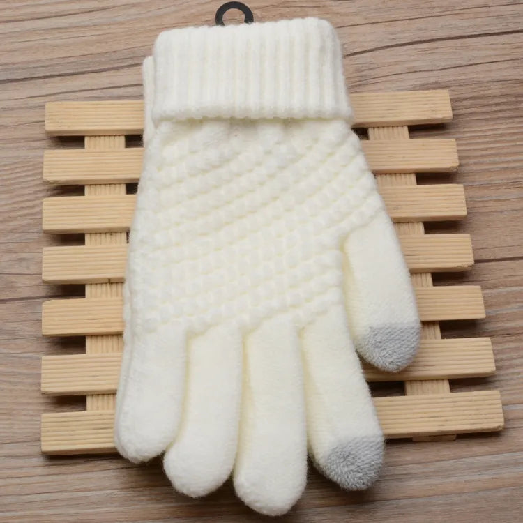 Gant en laine blanc sur fond en bois, design tricoté, idéal pour l'hiver. Accessoire chaud et élégant, parfait pour le froid.