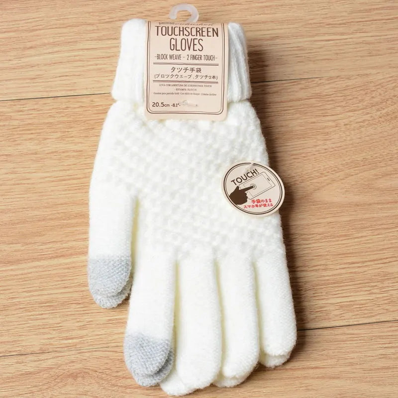 Gants blancs en tricot pour écran tactile, deux doigts gris, sur fond de bois clair. Accessoire hiver, technologie tactile, mode pratique.