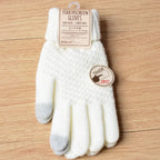 Gants blancs en tricot pour écran tactile, deux doigts gris, sur fond de bois clair. Accessoire hiver, technologie tactile, mode pratique.