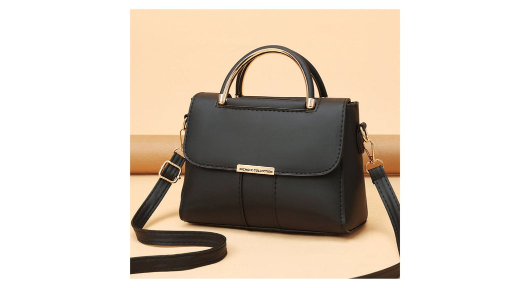 Sac à main noir élégant avec bandoulière amovible, poignée dorée, design moderne. Accessoire mode femme, tendance et chic.