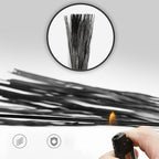 Fils de fibre de carbone noirs testés à la flamme, gros plan. Matériau léger, résistant à la chaleur, utilisé en construction et aéronautique.