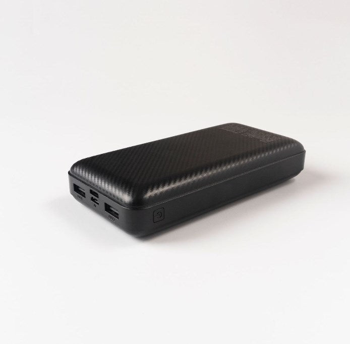 Batterie externe noire, design compact et moderne, avec ports USB multiples, idéale pour recharger smartphones et tablettes en déplacement.