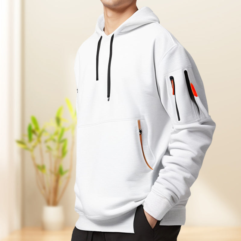 Homme portant un sweat à capuche blanc avec poches zippées, design moderne. Mode décontractée, tendance, vêtement confortable.