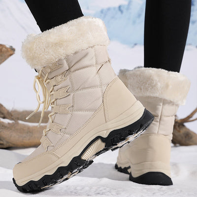 Bottes d'hiver beiges avec doublure en fourrure, semelles antidérapantes, portées sur neige. Chaussures chaudes pour temps froid, style montagne.