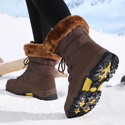 Bottes d'hiver marron avec fourrure, semelles antidérapantes, portées sur neige. Chaussures chaudes pour femme, idéales pour randonnée hivernale.