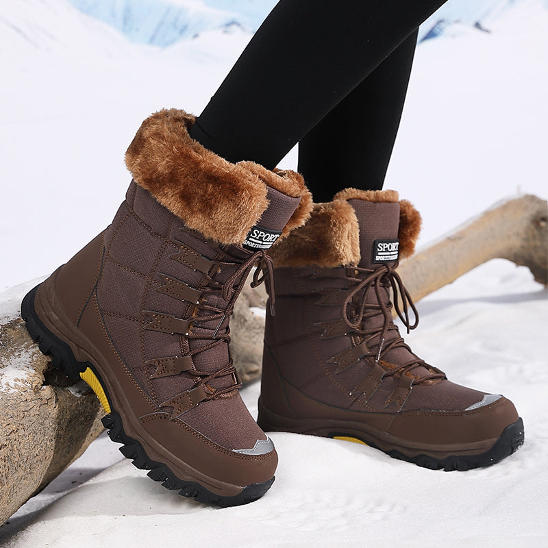 Bottes d'hiver marron avec doublure en fourrure, semelles antidérapantes, portées sur neige. Chaussures chaudes et imperméables pour temps froid.
