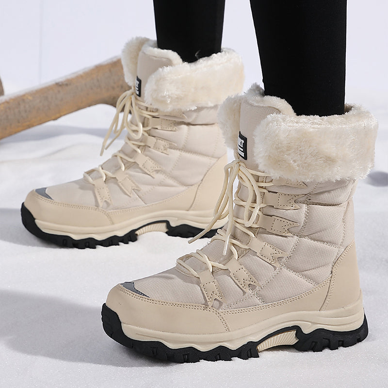Bottes d'hiver beige pour femme avec doublure en fourrure, semelle antidérapante noire, lacets robustes, idéales pour la neige et le froid.