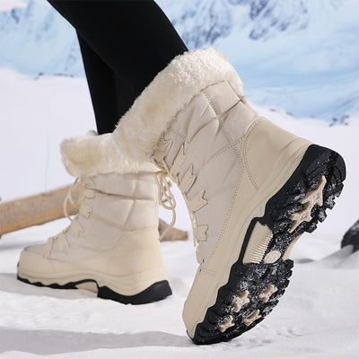 Bottes d'hiver beiges avec fourrure, semelles antidérapantes, portées sur neige. Chaussures chaudes pour femme, idéales pour randonnée hivernale.