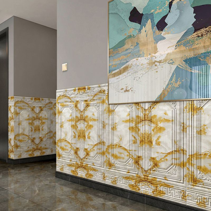 Décoration murale intérieure avec panneaux dorés et tableau abstrait. Design moderne, luxe, motifs artistiques, ambiance élégante et sophistiquée.