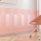 Panneaux muraux 3D roses en PVC avec motifs géométriques, chaise moderne rose, sol en bois clair. Décoration intérieure élégante et contemporaine.