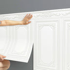 Femme appliquant un papier peint 3D blanc avec motifs en relief sur un mur gris. Décoration intérieure élégante, design mural moderne.