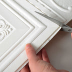 Découpe de papier peint en relief blanc avec des ciseaux, motif géométrique et floral, décoration murale intérieure, bricolage maison.