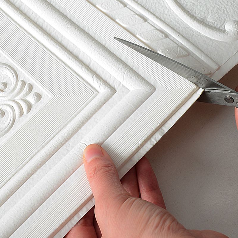 Découpe de papier peint en relief blanc avec des ciseaux, motif géométrique et floral, décoration murale intérieure, bricolage maison.