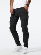 Pantalon cargo noir pour homme, coupe ajustée, poches latérales, porté avec un t-shirt blanc et des baskets blanches. Mode urbaine tendance.