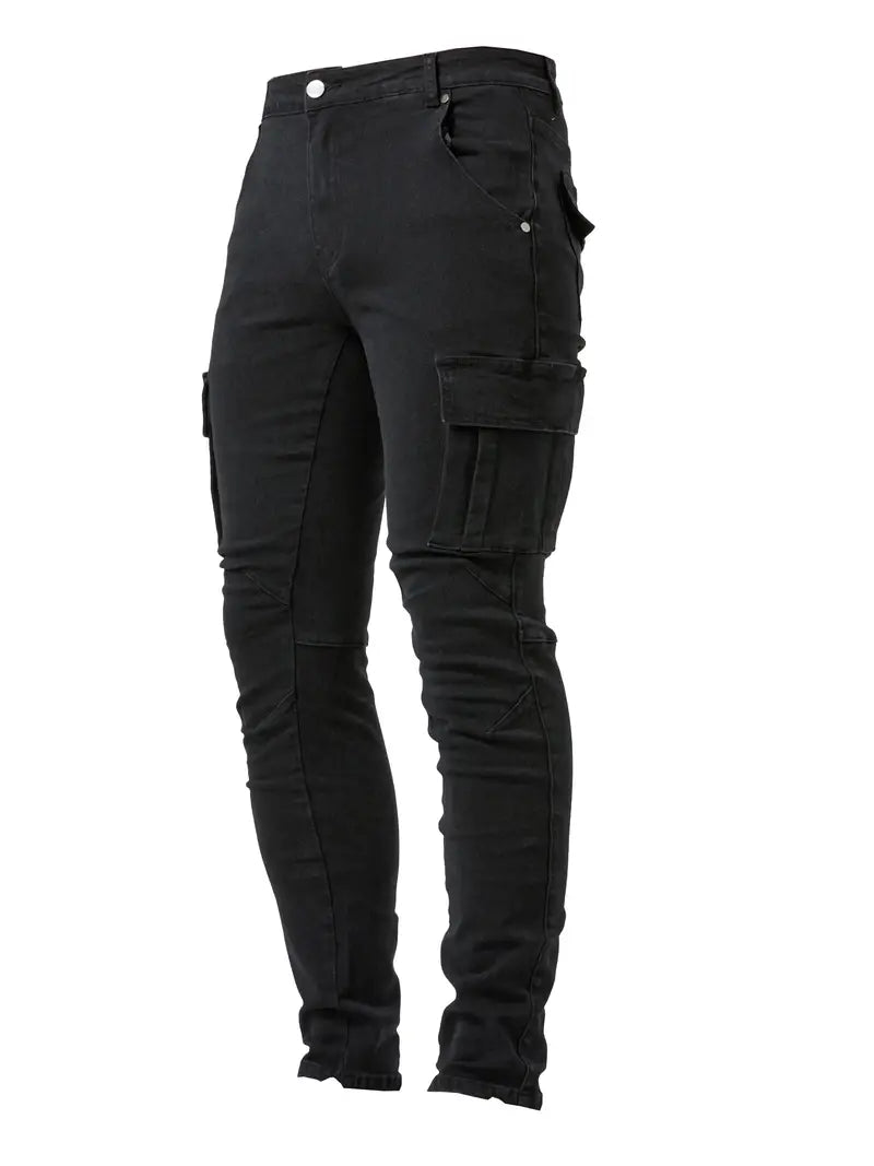 Pantalon cargo noir pour homme, style moderne et ajusté, avec poches latérales. Mode masculine, vêtement tendance, confort et fonctionnalité.